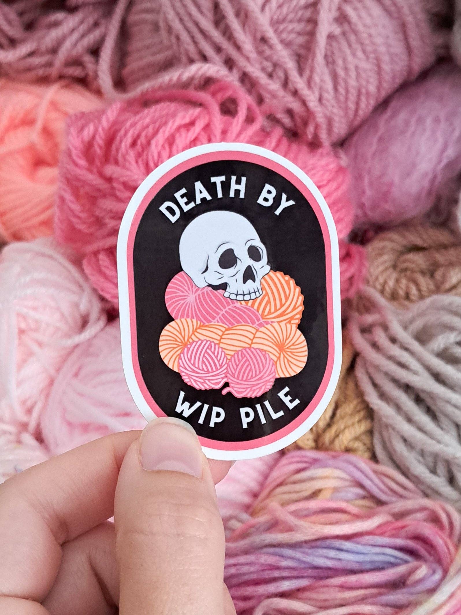 The Pigeon's Nest – Engroshandel Klistermærke – Død ved WIP-bunke klistermærke – Uhyggeligt garn-tema design