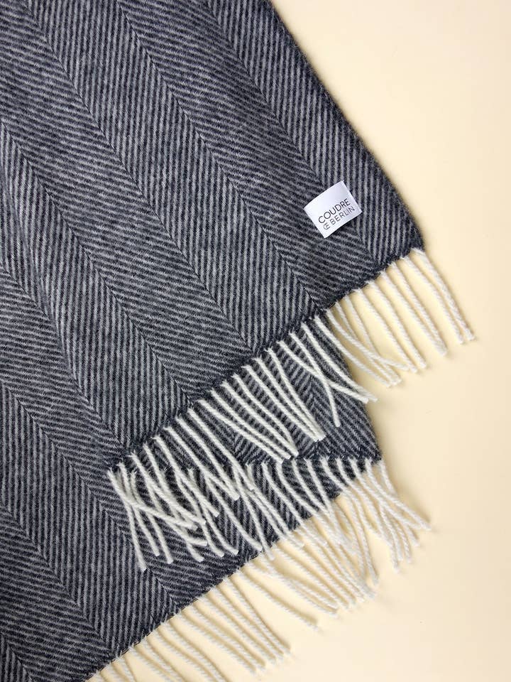 Coperta in lana antracite a spina di pesce / coperta morbida per la vendita all'ingrosso da parte di Coudre Berlin