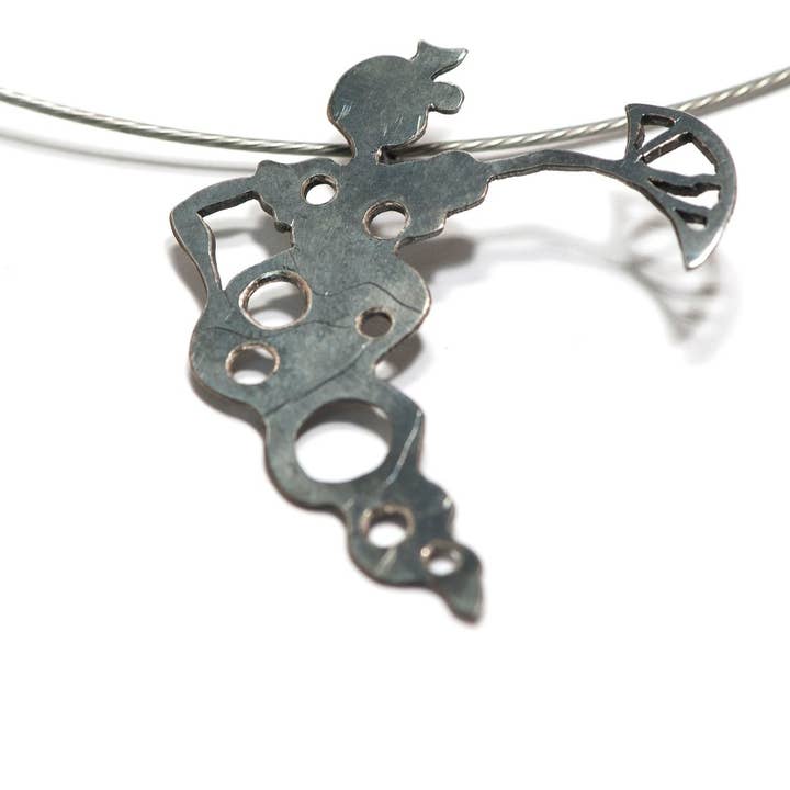 Stor abstrakt rosthängsmycke med kedja för wholesale av Elisabeth Alba. Joyería Artística