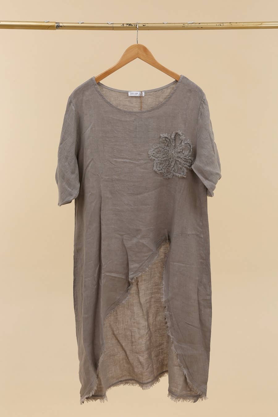 LÉA & LUC – Großhandel Kleid – Damen – 100 % Leinenkleid mit Blumenmotiv auf der linken Brust, REF. 724843