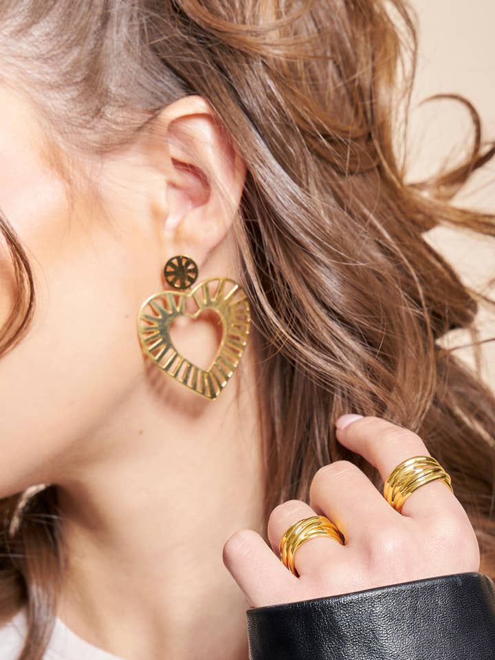 Opengewerkte hartvormige oorbellen voor wholesale door LÍA MARANT