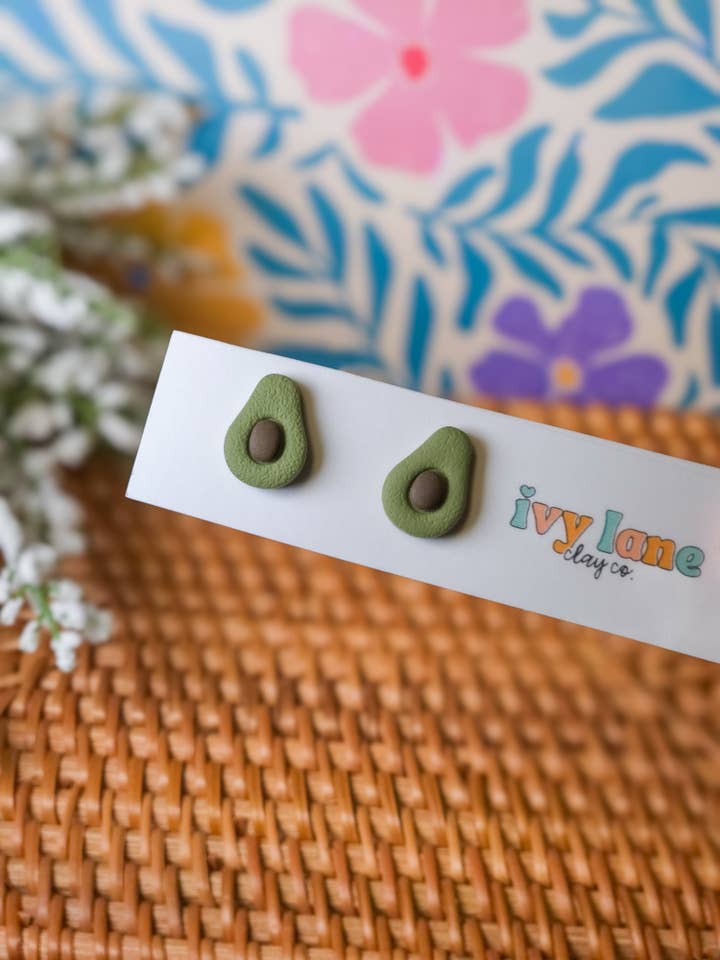 Boucles d'oreilles Avocat pour la vente par Ivy Lane Clay Co.
