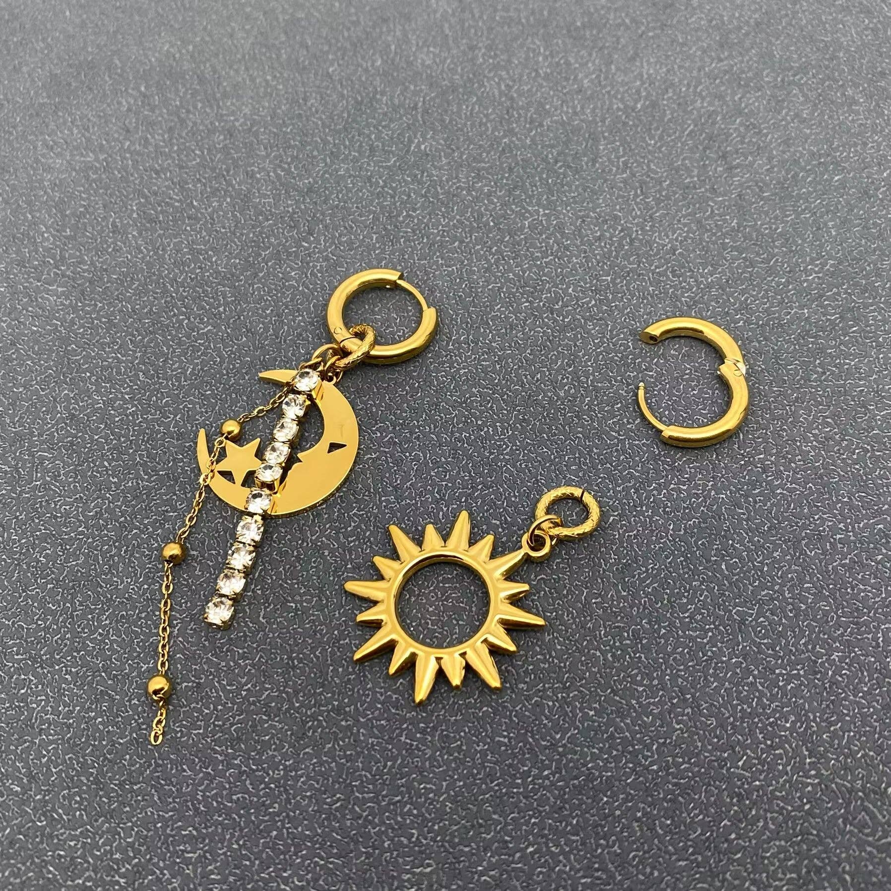 Mio Queena - Venta al por mayor Pendientes de aro pequeños - CZ Fringe Sol y Luna Pendientes de Aro de Oro de 18K SS - FGS/MS1