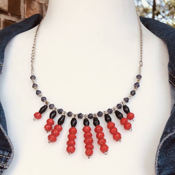 Banda 1 bavoir fantaisie fait main avec chaîne (rouge) pour la vente par Tugende Design