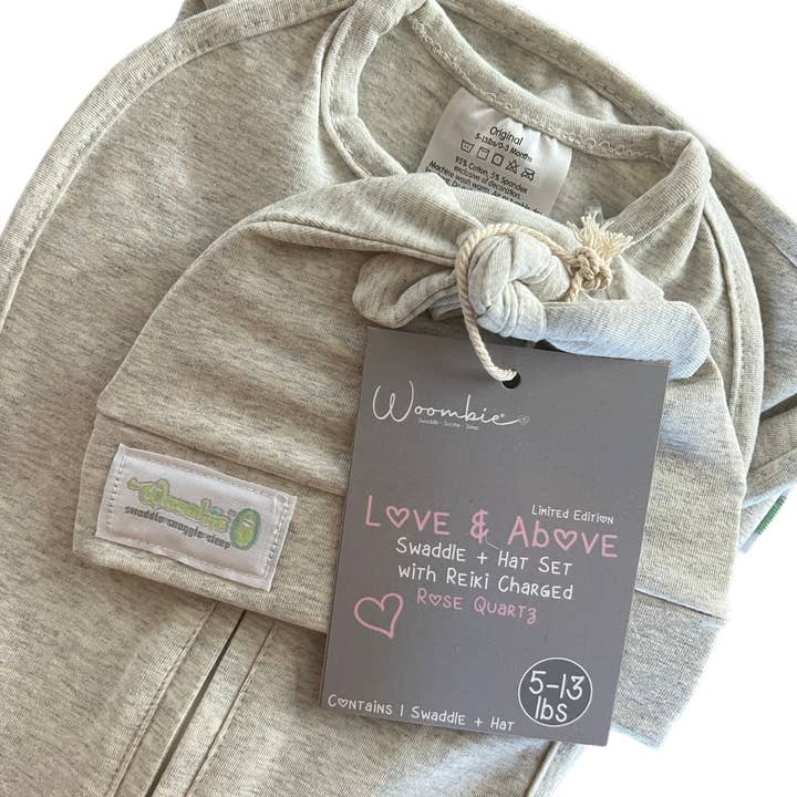 Love & Above, set met rozenkwarts voor baby's en mutsen van Woombie voor wholesale door Woombie