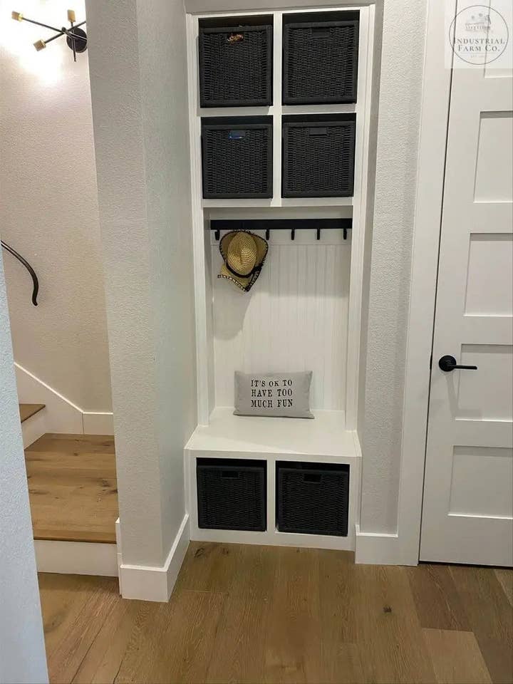 Le porte-manteaux de style Camillus pour la vente par Industrial Farm Co