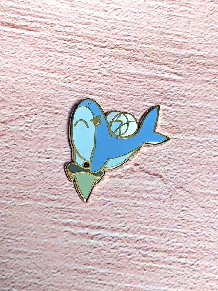 Spilla smaltata Angry Tony Tooth Fairy Shark per la vendita all'ingrosso da parte di Killing Her Softly