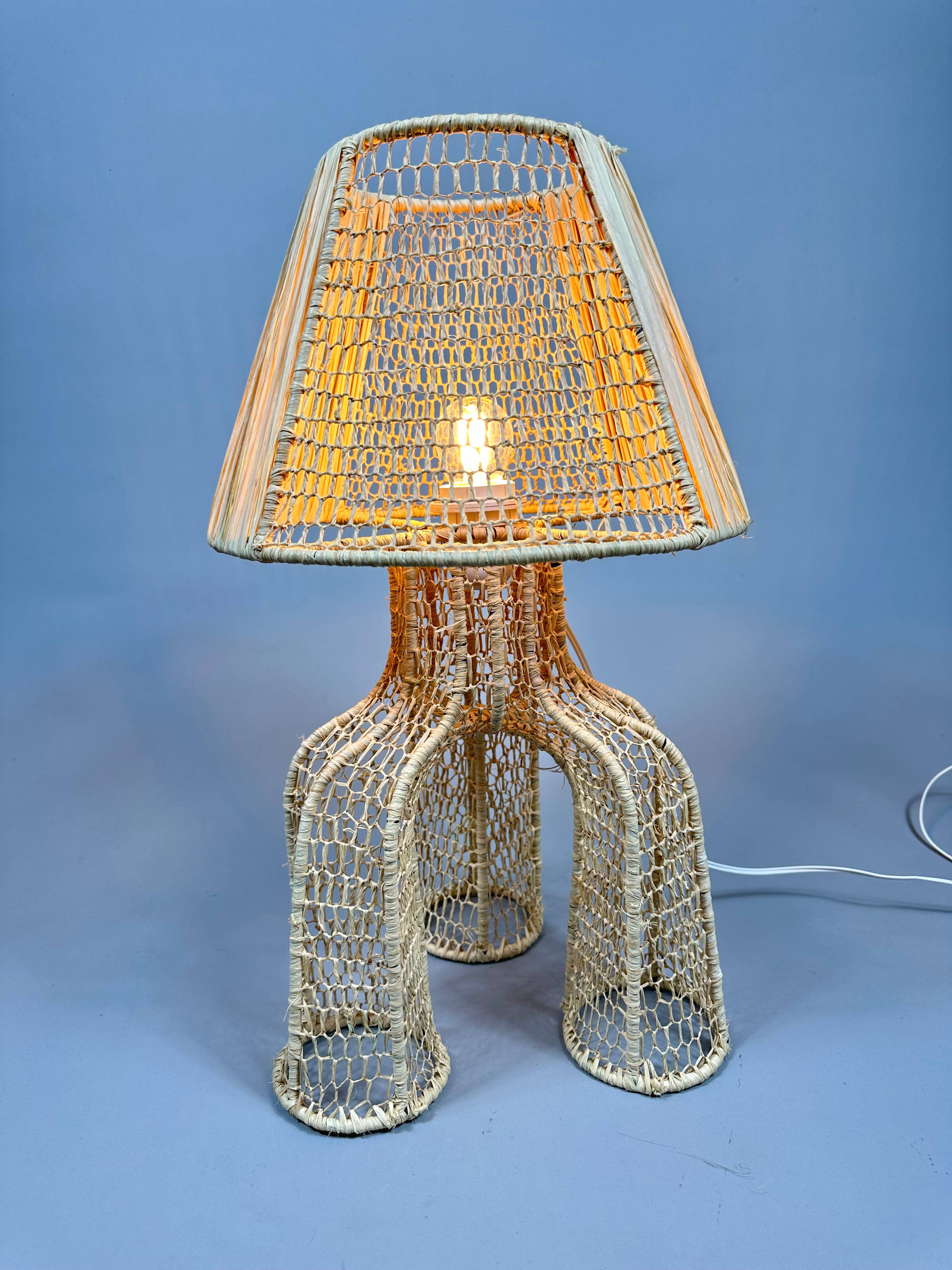 Mikwi – Engroshandel Skrivebordslampe – Naturlig raffia bordlampe, håndflettet lampeskærm5