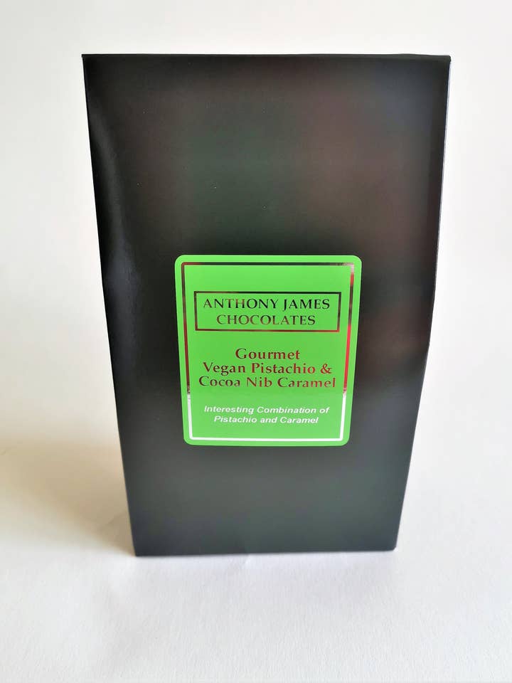 Vegan Pistachio & Cocoa Nib Caramel Box av 16 för wholesale av Anthony James Chocolate