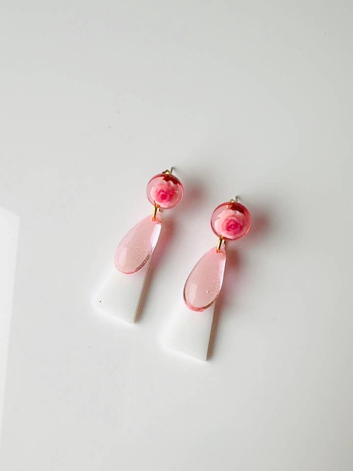 Rosa droppformade blommiga örhängen för wholesale av Soderena Designs