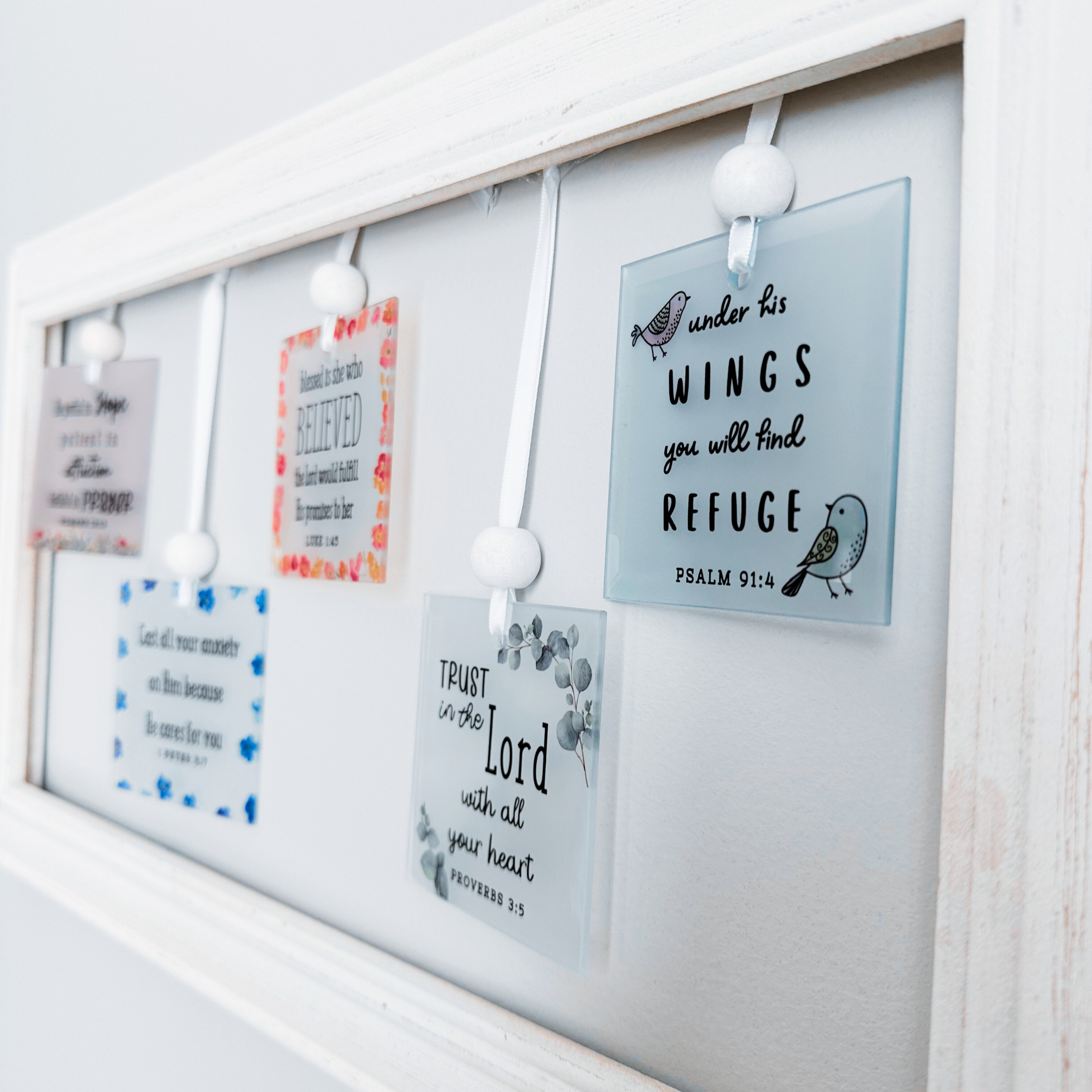 So Thoughtful Gifts - Vente Attrape-soleil - Breloque Scripture pour fenêtre - Psaume 91:4 | Suncatcher4