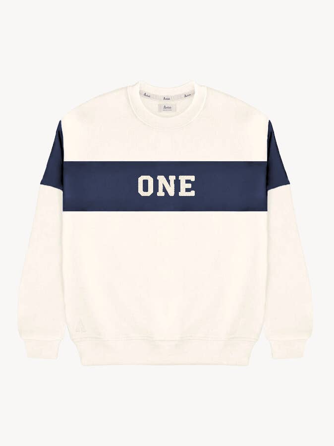 VARSITY SWEATER OFF WHITE/NAVY BLUE | INITIAAL MICRO TEKST voor wholesale door Anitials