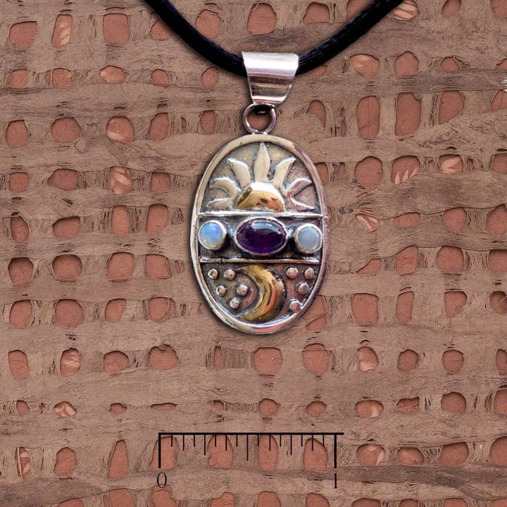 Zon- en maanhanger met amethist en opaal voor wholesale door Tidepool