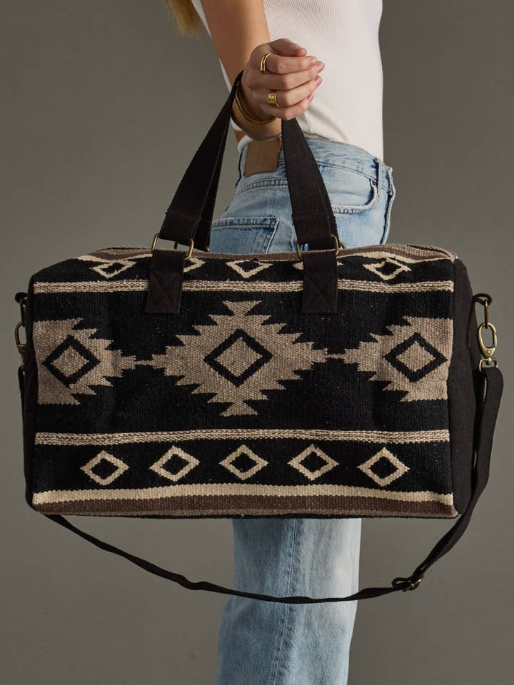 Schwarz, Taupe & Creme Azteken-Duffel für den Großhandel von Panache Apparel Co.