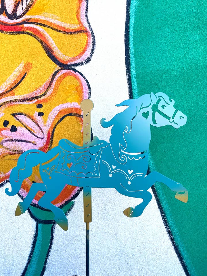 Manteau à cheval Carrousel pour la vente par Garden Deva Sculpture Co.