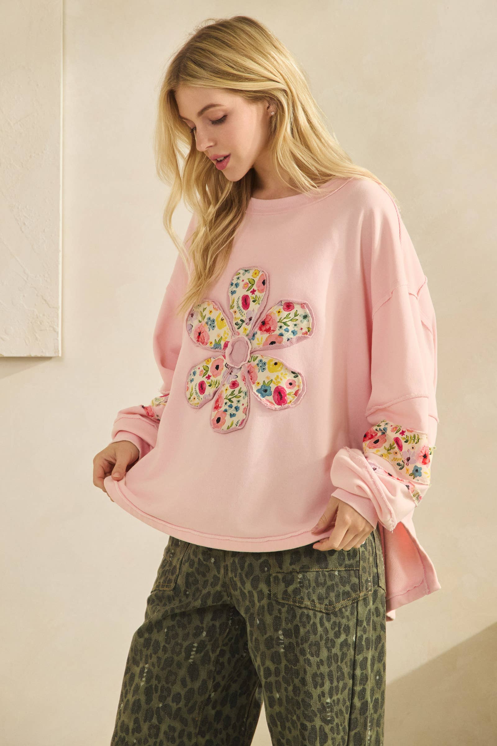 Sage + Fig - Wholesale Sweatshirt - Women's - LONG SLEEVES WITH DAISY PATCH APPLIQUE SWEATSHIRTS (ST7240) 19