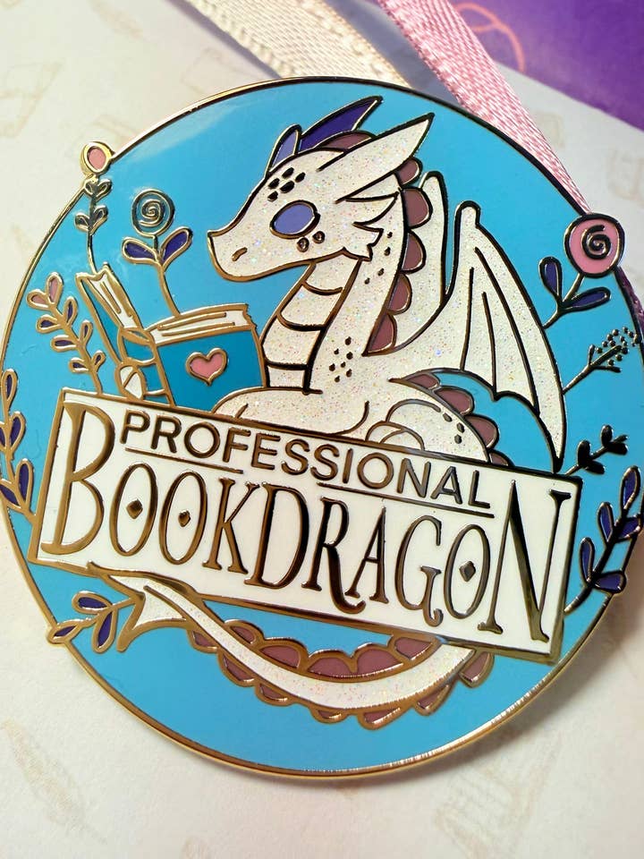 Épingle en émail "Dragon des livres professionnel" pour la vente par The Bookclub Boutique