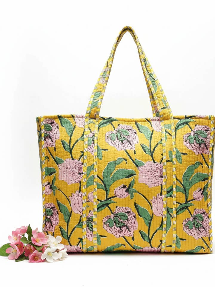 Sac fourre-tout matelassé fait main pour la vente par AMRANIS