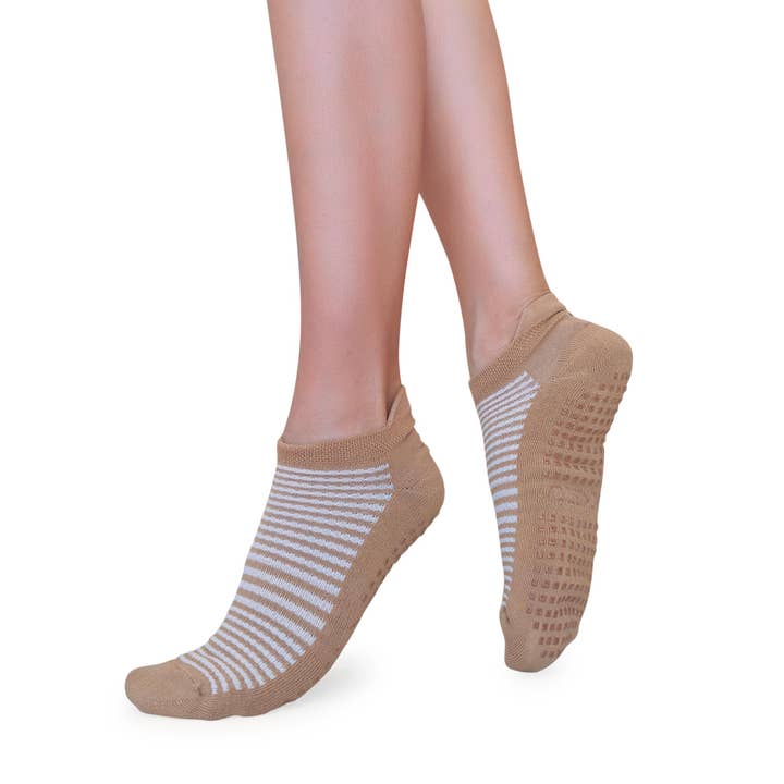 Tucketts Tab Closed Calzini Pilates in Argilla di Senape - Presa Antiscivolo, Punta Chiusa, Barre & Yoga - Donna per la vendita all'ingrosso da parte di Tucketts