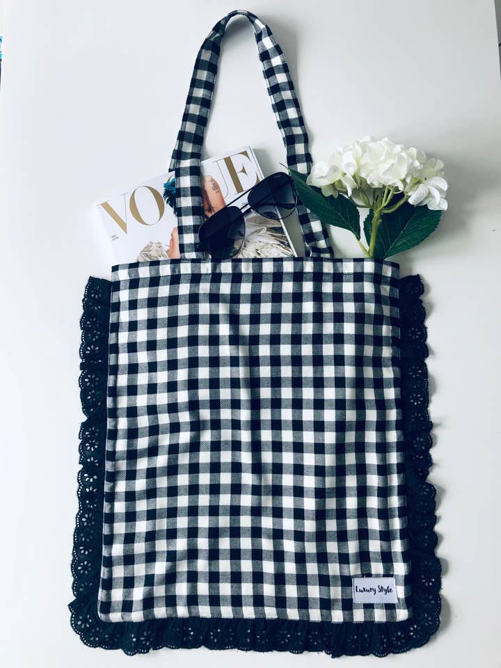 Sac cabas à bandoulière doublé en coton à carreaux vichy avec poches à volants pour la vente par Luxury Style UK