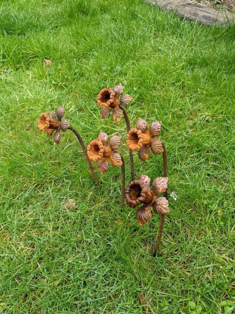 Savage Works – wholesale Garden/lawn stake – Daffodil Garden Sculpture - Rusty Metal Flower For Garden6