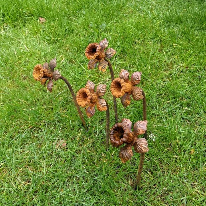 Savage Works – wholesale Garden/lawn stake – Daffodil Garden Sculpture - Rusty Metal Flower For Garden6