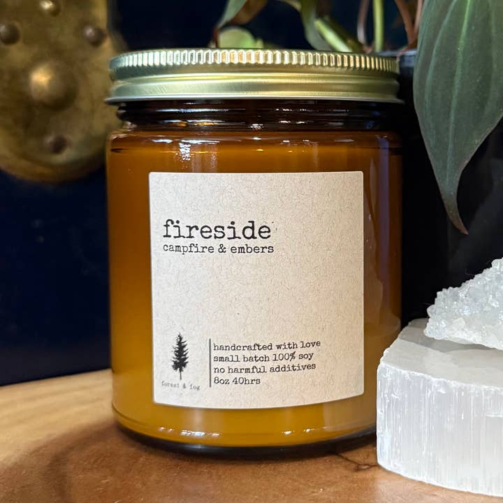 8oz Håndhældt Soja Småbatchlys - Pejs for engroshandel hos forest & fog