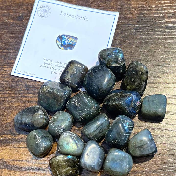 Cristaux de labradorite roulés, 100 g, avec cartes d'information pour la vente par BellaMira Home