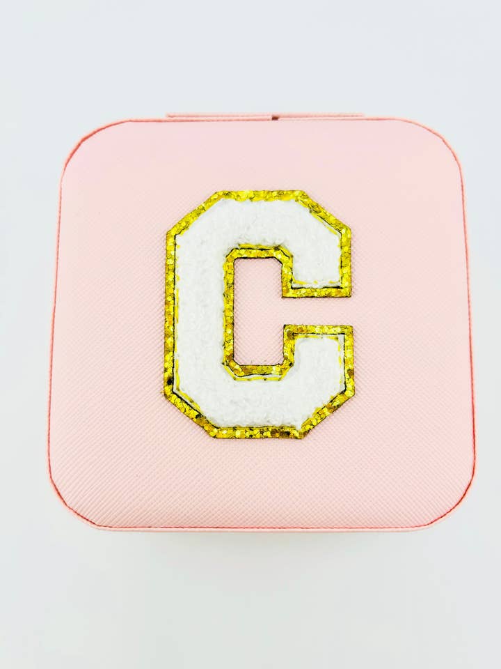 Joyero de viaje con la letra C en rosa para venta al por mayor de Bella Blu Designs