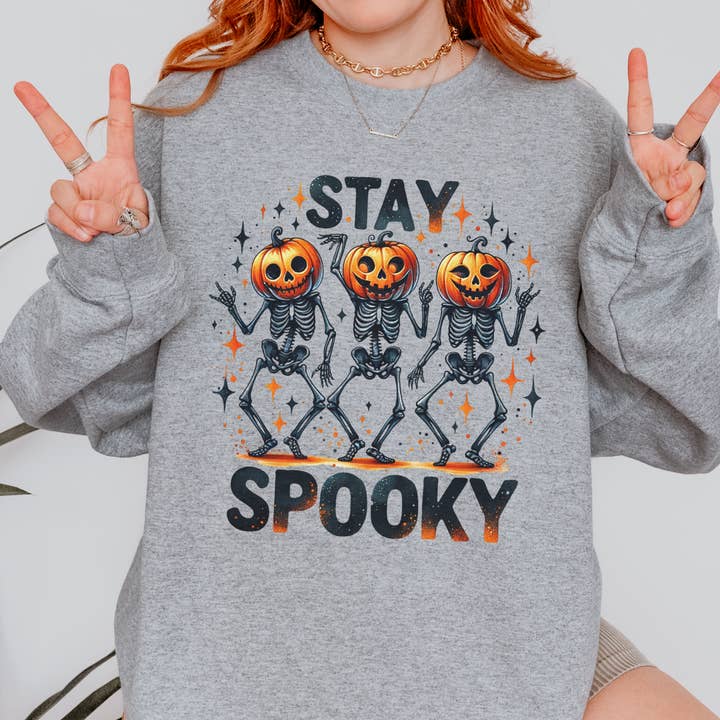 Felpa girocollo unisex Heavy Blend Stay Spooky Dancing Skeleton Pumpkins Halloween Autunno per la vendita all'ingrosso da parte di with love, aj.