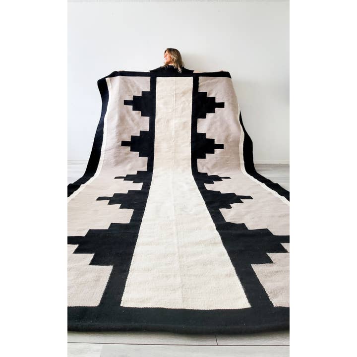 Tappeto Kilim Nala in lana nera, tessuto a mano per la vendita all'ingrosso da parte di Mumo Toronto Inc