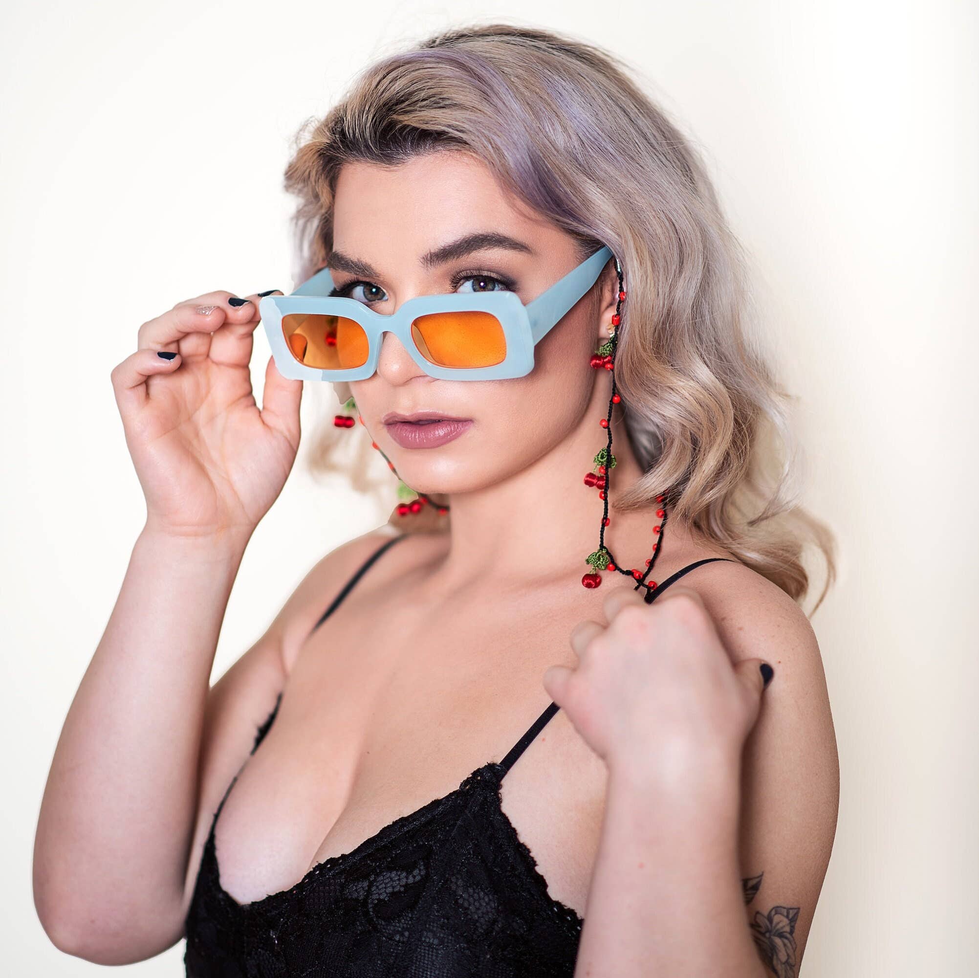 Hemsin Atelier – wholesale Solglasögon-/glasögonrem - Dam – Glasband med röda körsbär i seed beads3