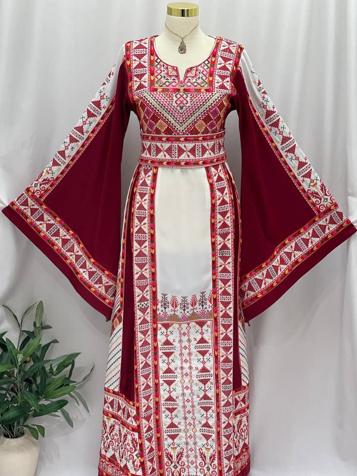 Thuraya Heritage Thobe Brodé pour la vente par Palestinian Elegance