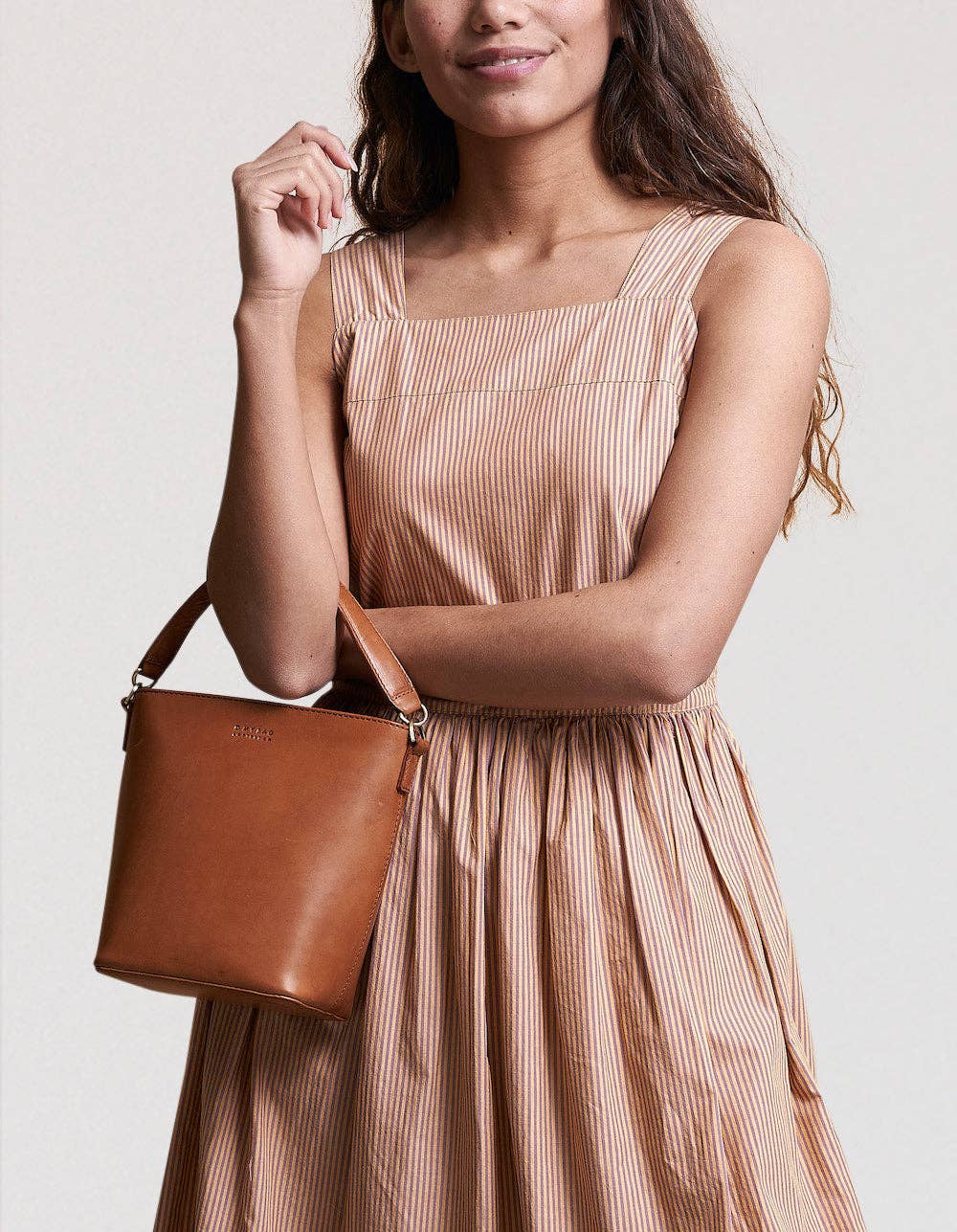 O My Bag – wholesale Axelremsväska – Dam – Bobbi Hinkväska Midi - Cognac Klassiskt Läder7