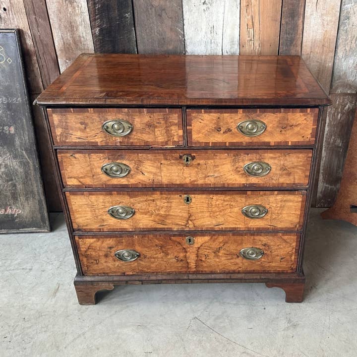 Antike georgianische Kommode aus Walnussholz aus dem 18. Jahrhundert für den Großhandel von belvoir