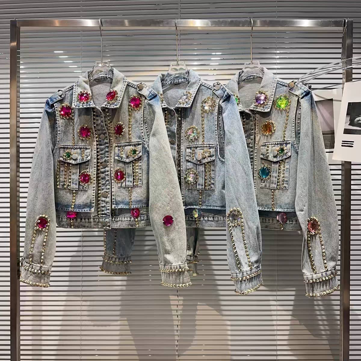 Productseeker – Engroshandel Denimjakke - Dame – JK026 farverig denimjakke med ædelsten8