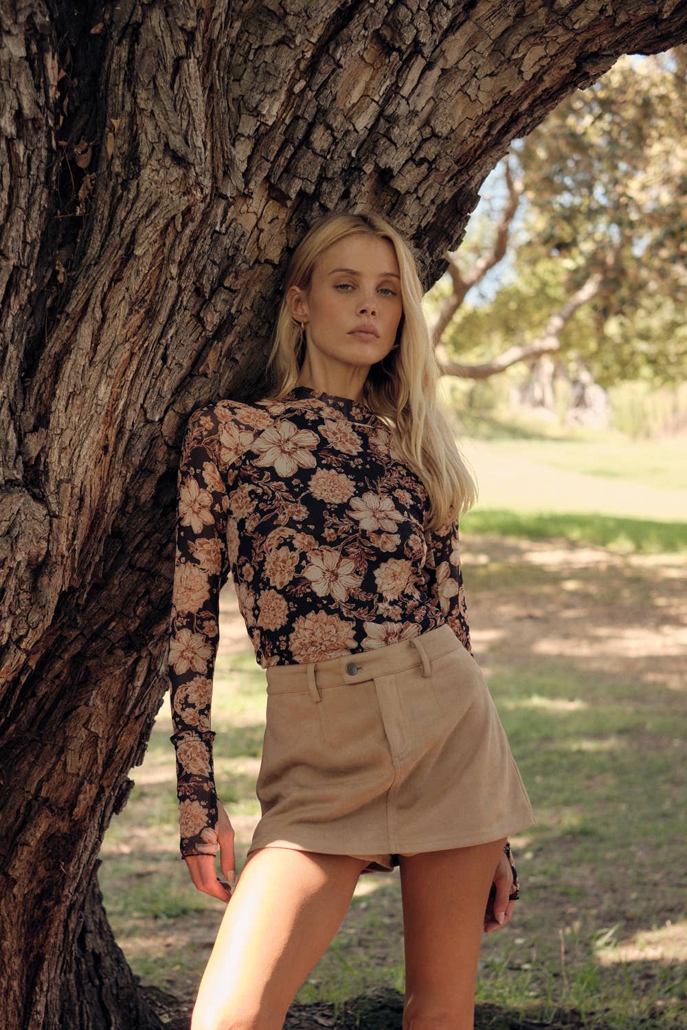 Schwarz Blumenmuster-Mesh-Top mit Daumenlöchern und Stehkragen für den Großhandel auf Faire2