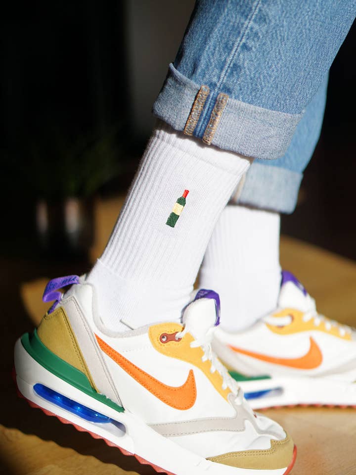 Wine bottle | Embroidered organic cotton socks for wholesale by Fashion Drinks