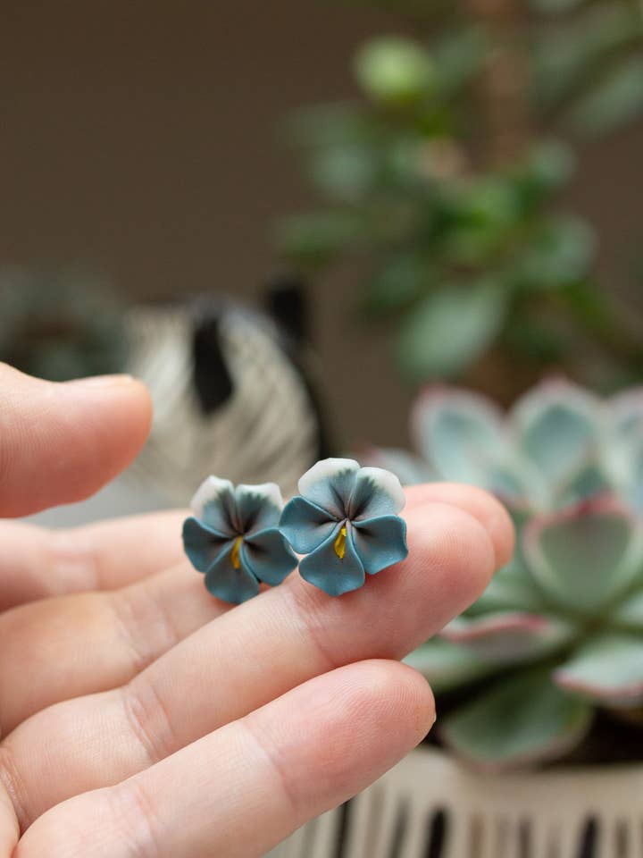 Blaugraue Pansy-Ohrringe Stecker - Blumenschmuck für den Großhandel von EtenIren