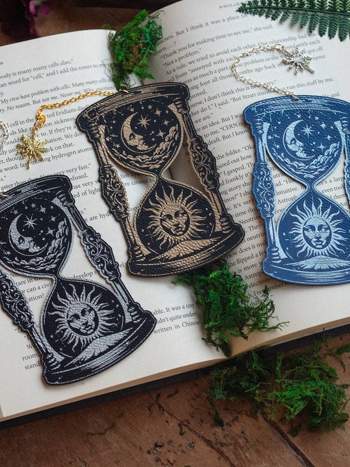 Marque-page en faux cuir gravé motif sablier céleste pour la vente par The Bookish Atelier