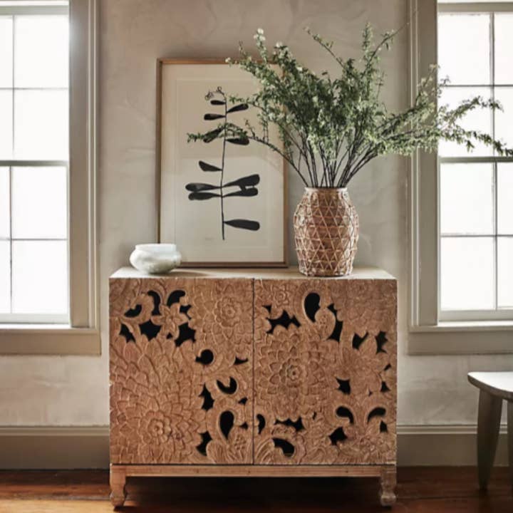 Armário Floral de Madeira Entalhada à Mão, uma unidade de armazenamento Boho Chic com desenhos de flores intrincados por atacado de Crafted Fashions