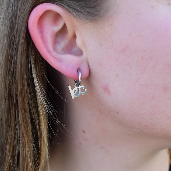 EB and Co. – brincos huggies por atacado – Brincos de argola Huggie Silver Script Charm Kansas City2