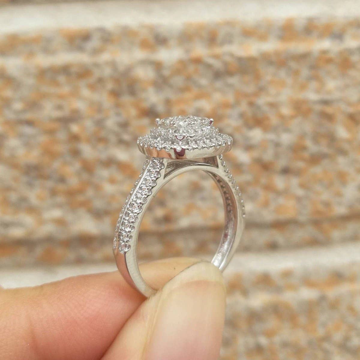 React Activewear – wholesale Förlovningsring – 1,6 ct rundslipad konfliktfri simulerad diamant ring set i sterlingsilver3