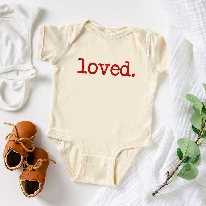 Love You a Latte Shop – wholesale Overall - Baby – Valentine älskade naturliga färg Baby Bodysuit0
