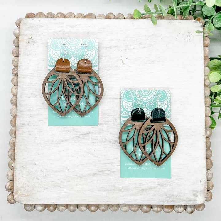 Fleece & Fancy – wholesale Hängande örhängen – Laser Cut Läderrem Filigran Trä Örhängen3