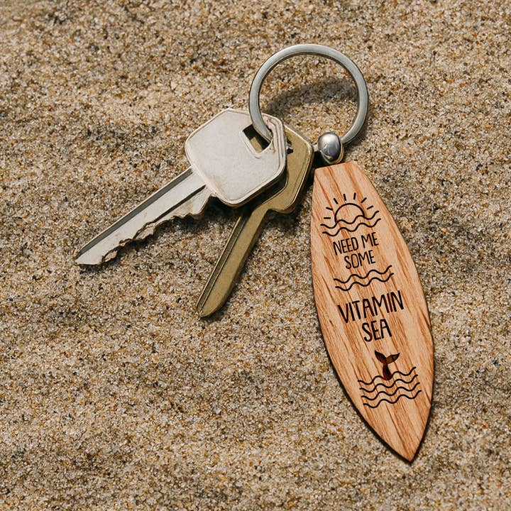 CGB Giftware - Vente Porte-clés – unisexe - Porte-clés planche de surf en chêne 'Need Me Some Vitamin Sea'0