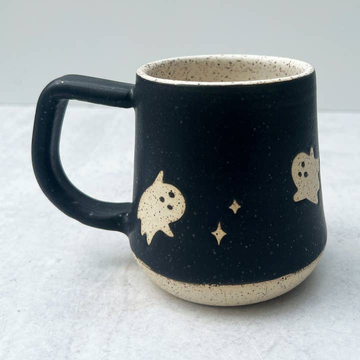 Ghost mugg för wholesale av Katie M Mudd Ceramics