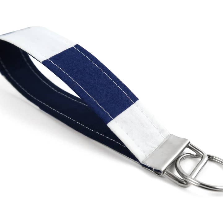Porte-clés rayé bleu marine pour la vente par Designs By Rachel Lynn