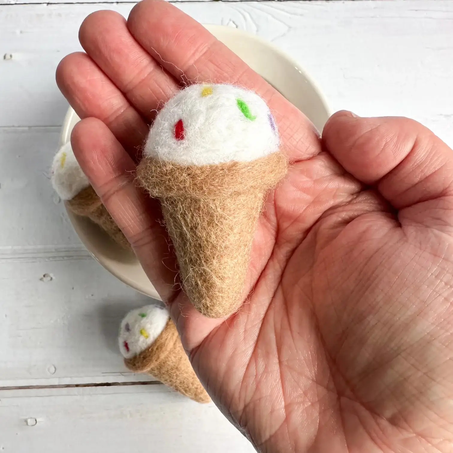 Sewing Seeds Play - Venta al por mayor Artículo decorativo de mesa - Mini cono de helado de fieltro con chispitas de colores2