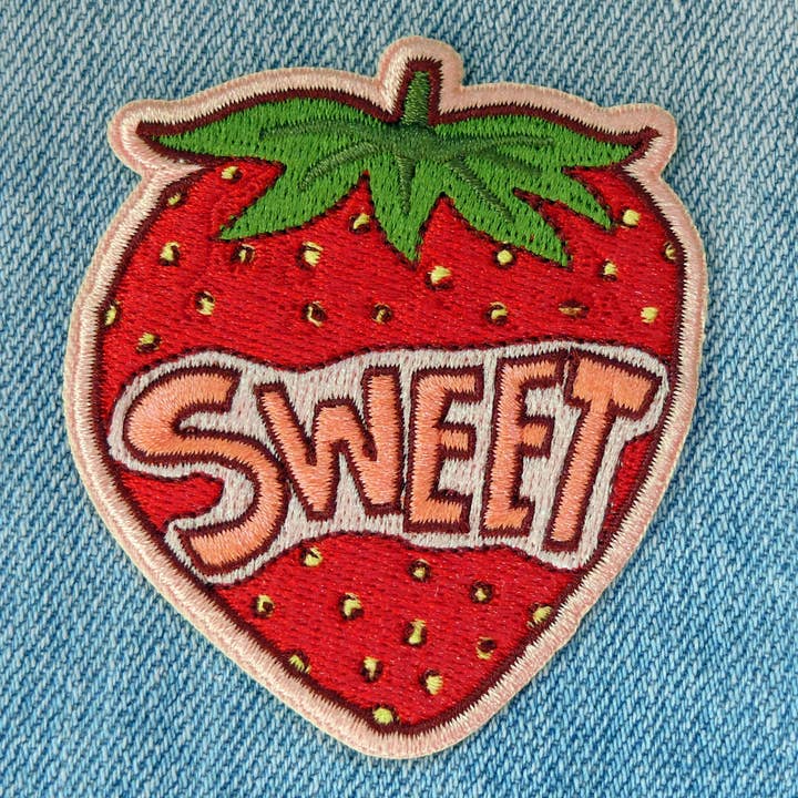 Sweet Strawberry, Retro 70'erne og 80'erne broderet strygejern for engroshandel hos Lucky Sardine